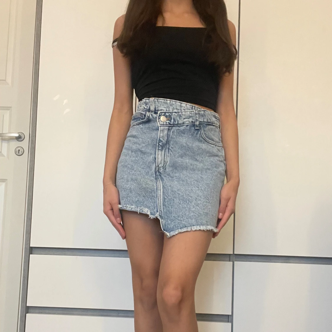 Asymmetrisk jeanskjol med rå kant