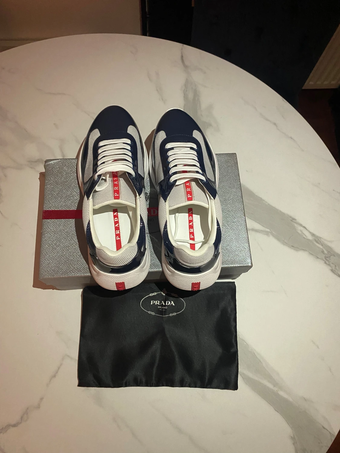 Prada sneakers i marinblå och vit - 2