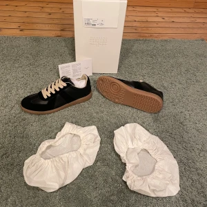 Maison Margiela GATs - Maison Margiela gats i svart färg. De är helt oanvända och de är i storlek 44. Allt original medföljer som finns på bilderna. Dessa skor ger en lyxig fräsch stil.