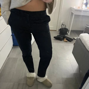 Svarta chinos  - Snygga svarta chinos! Midjemått rakt över 39cm och innerbenslängd 67cm💕
