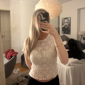 Vit spets topp  - Spets topp från Gina 