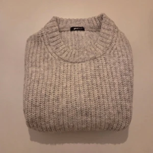 Stickad tröja gina tricot stl:S - Grå stickad tröja från gina tricot stl: S. Vida ärmar med slits. Färg: Grå i mycket fint skick, tvättad endast en gång