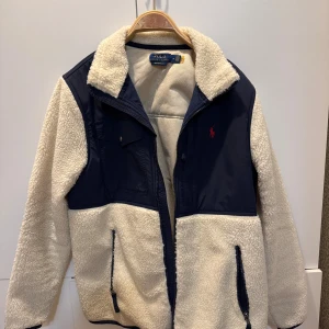 Ralph Lauren fleece jacka - Äkta Ralph Lauren jacka. Mer som ett tesdy material. Stl M. Använd få gånger. 