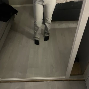 Ljusgrå raka jeans - Säljer ett par ljusgrå jeans med raka ben. Jeansen har normal passform och midja, som sitter snyggt på kroppen. Perfekta för dig som gillar en clean och stilren look. De är medel i midjan. Använda 1 gång