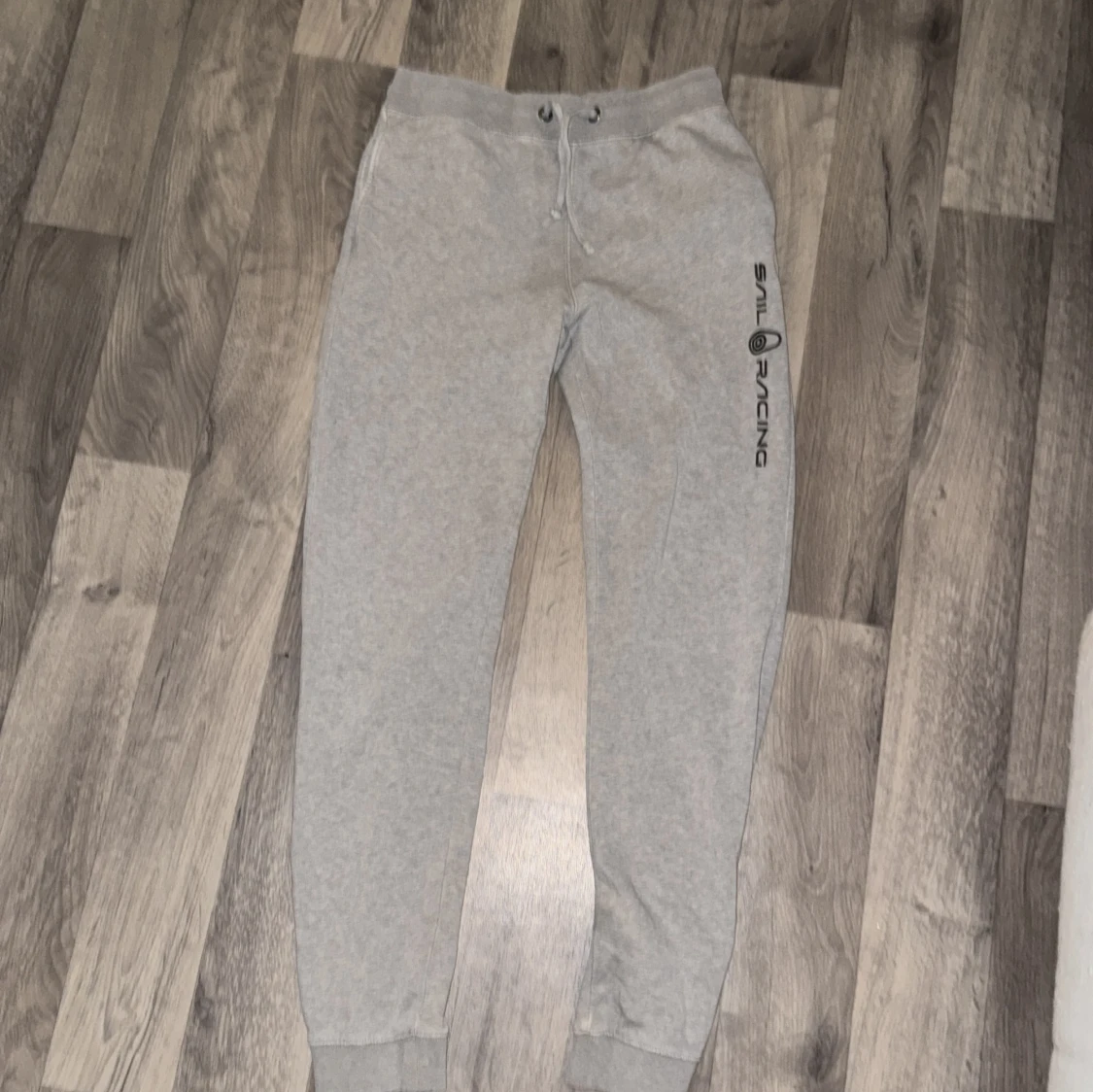 Grå mjukisbyxor från Sail Racing