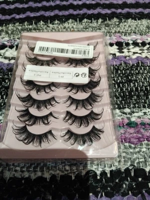 5-pack svarta lösögonfransar - Säljer ett 5-pack dramatiska svarta lösögonfransar med fyllig volym och böjd form. Fransarna är tillverkade av syntetmaterial och kommer i en rosa plastförpackning. Perfekta för att skapa en intensiv blick och extra wow-effekt. Oanvända och oöppnade. 