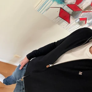 Mörkblå full zip från Morris  - Säljer denna sjukt snygga full zippen från Morris kofta från Morris till ett bra pris. Varan är i 100% merinoull med grymt skick och passform. 