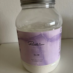 Protein. Slim Måltidsersättning Blåbär & Acai - En proteinberikad måltidsersättning utan konserveringsmedel och endast naturliga färg- och smakämnen. Den innehåller hela 20 g protein per portion och dessutom 22 olika vitaminer och mineraler samt 2,5 gram fiber.Underbart god att blanda som milkshakes med mjölk och grädde!