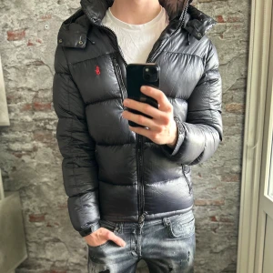 Ralph Lauren Gorham Jacka - Mycket fint skick, inga defekter. Storlek M passar dig som är mellan 180-185cm ungefär. Nypris ca 5000kr. Modellen är 185 cm, 79 kg. Passar bra nu till vintern. Skriv för mer information!🤝