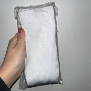 Stödstrumpor vit L/XL – knähöga - Bekväma och elastiska stödstrumpor i klassisk vit färg. Knähög modell som ger skön kompression för bättre blodcirkulation och minskad trötthet i benen. Perfekta vid långa arbetsdagar, resor eller vardagsanvändning. Storlek L/XL, passar de flesta med normal till större vadstorlek. Enkla att ta på, mjuka mot huden och sitter stadigt utan att skära in.