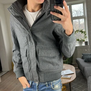 Buffalo David Bitton stickad jacka / kofta  -  Grå stickad jacka/kofta med riktigt snygg struktur  Funkar lika bra som ytterlager milda dagar eller som en snygg layering-piece. Premiumkänsla och sitter riktigt bra 🔥  📏 Storlek: M 👕 För: Man 🎨 Färg: Grå 🧵 Material: — (stickat) ⚡️ Mycket bra skick  A:50 B:53 C:46 D:62