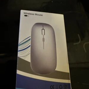 Wireless Mouse Trådlös Mus - Trådlös mus med tyst knapp, ergonomisk design och justerbar DPI (800/1200/1600). Räckvidd upp till 10 meter, optisk positionering och inbyggd nano-mottagare. Automatisk strömsparfunktion ger upp till 6 månaders batteritid. Levereras med laddkabel och manual. Nyskick.