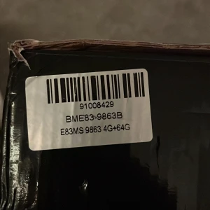 Xtrons BME83-9863B Car Multimedia System - Xtrons BME83-9863B bilmultimediasystem med stor skärm, kontrollpanel och kablar. Android-baserad, 4GB RAM och 64GB lagring. Komplett med tillbehör, ser ut att vara i mycket gott skick utan synligt slitage.