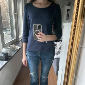 Marlinblå topp med trekvartsärm från Vero Moda💗 - Säljer en stilren marinblå topp från Vero Moda med trekvartsärm och rund halsringning. Toppen har diskreta horisontella ränder i strukturen som ger en snygg detalj. Perfekt till jeans eller kjol för en enkel och clean look. Diskuterar järna pris 💞