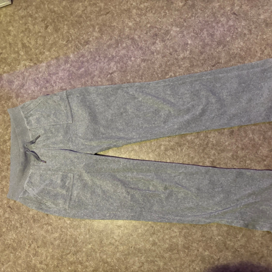 Gråa juicy couture byxor - 2