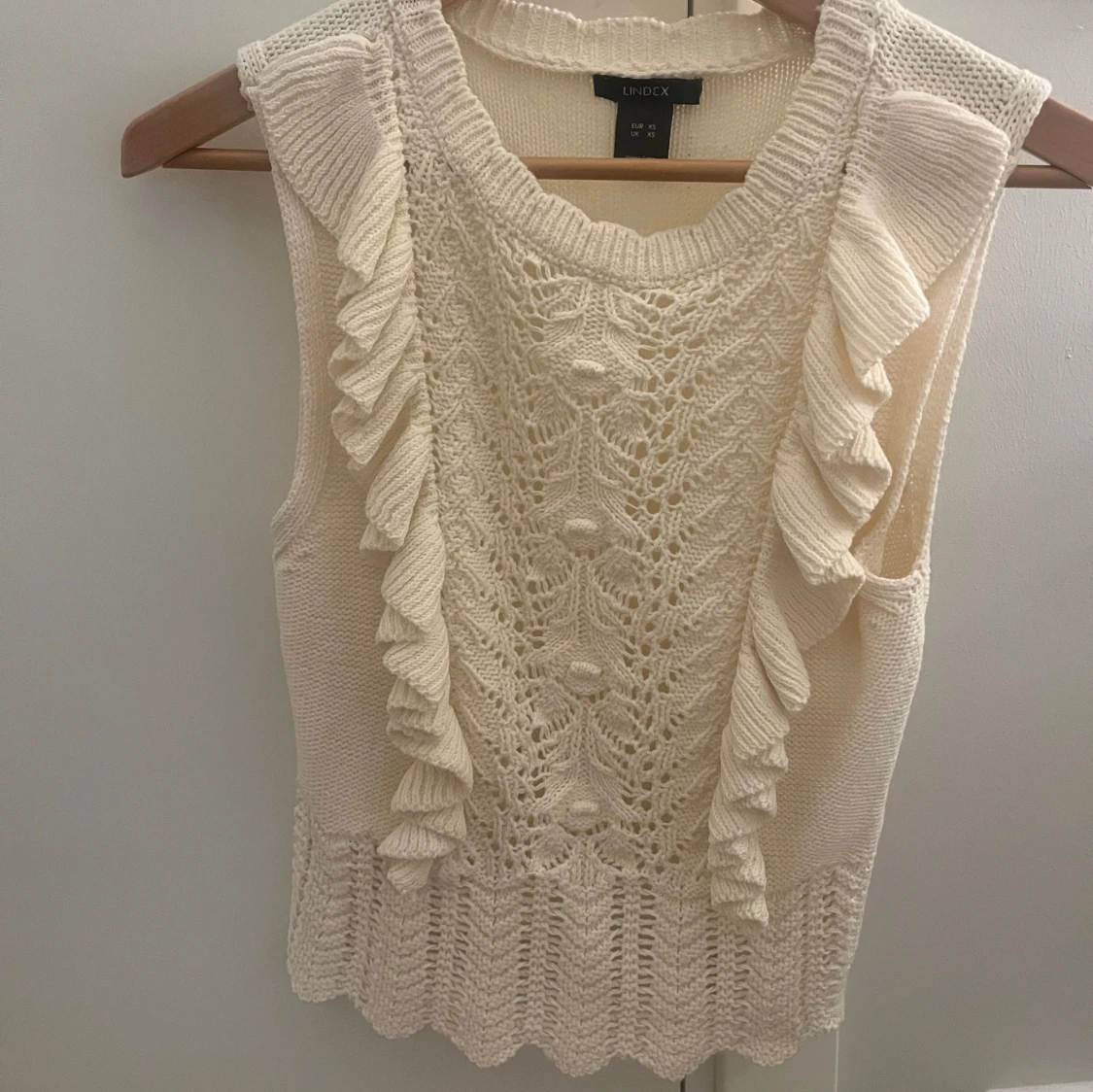 Stickad ärmlös topp med volang Lindex XS