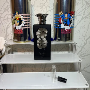 Ansaam Silver by Lattafa Pride 5ml - Snygg och modern parfym med unikt blommigt mönster på flaskan. Perfekt för dig som vill sticka ut med stil. Namnet 'Ansaam Silver' syns tydligt på flaskan. 5ml decant!