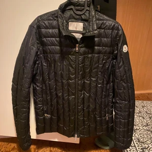 Moncler jacka  - Skön Moncler jacka i äldre modell. Varm och go till vintern. Toppen skick förutom två små defekter på höger arm som är fixade, så syns knappast. Pris kan såklart diskuteras⚡️