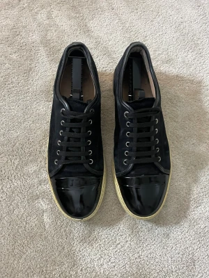 Lanvin Skor  - Säljer dessa otroligt feta Lanvin skor med Glans. 9/10 skick, riktigt fräscha.  Storlek: uk 9 43/44 Pris är diskuterbart ✅ Bara att höra av dig vid frågor! 5/5 reviews här på Plick ⭐ Fraktar samma dag 📦