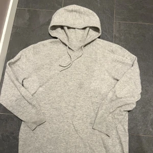 Kashmir/merinoulls hoodie - Grå stickad kashmir och merinoulls hoddie 