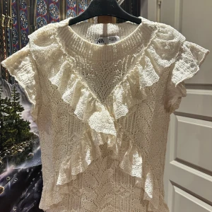 Zara tröja  - Super fin tröja från Zara🤍 knappt använda, passar alla tillfällen 😇vit/creme 