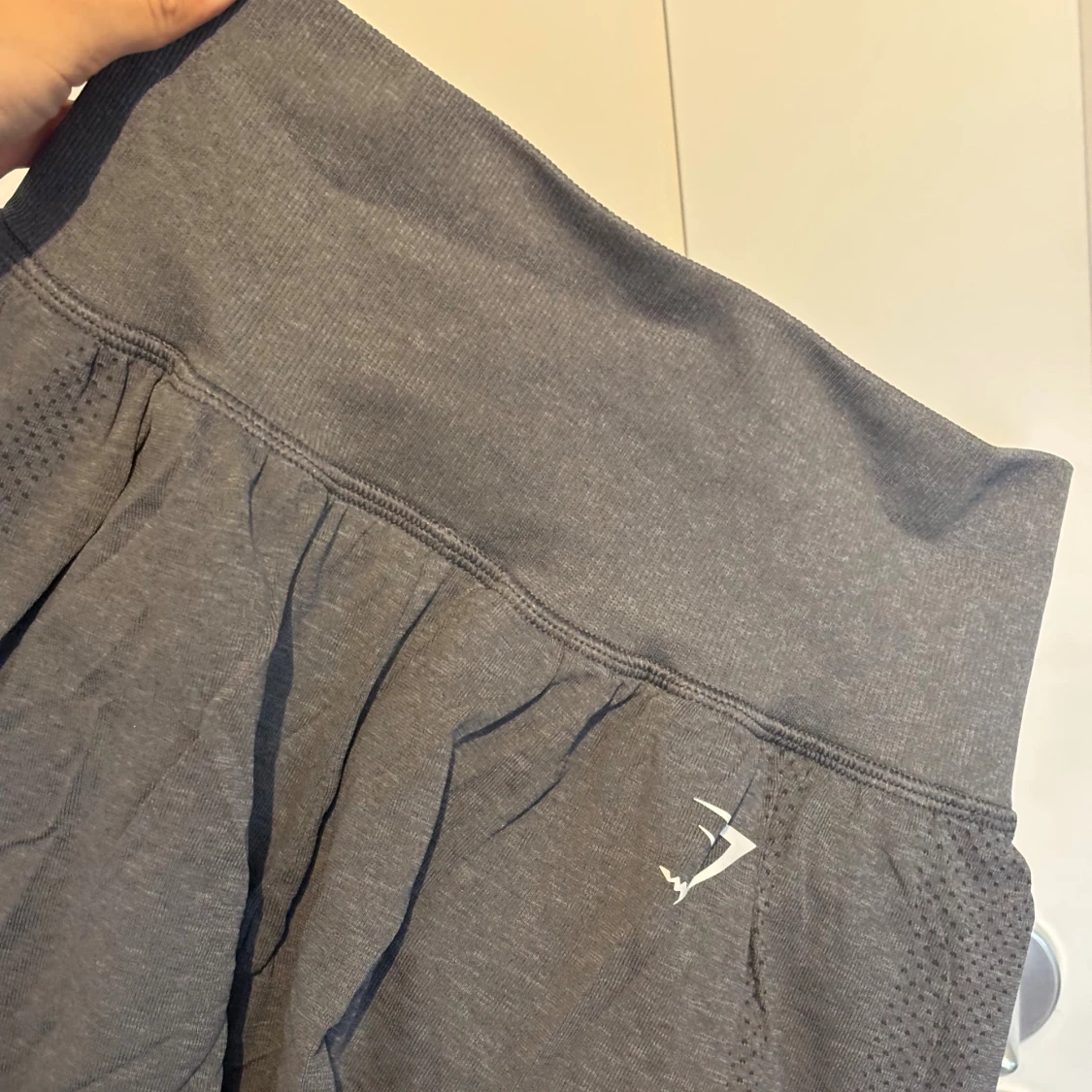 Grå träningsshorts från Gymshark - 1