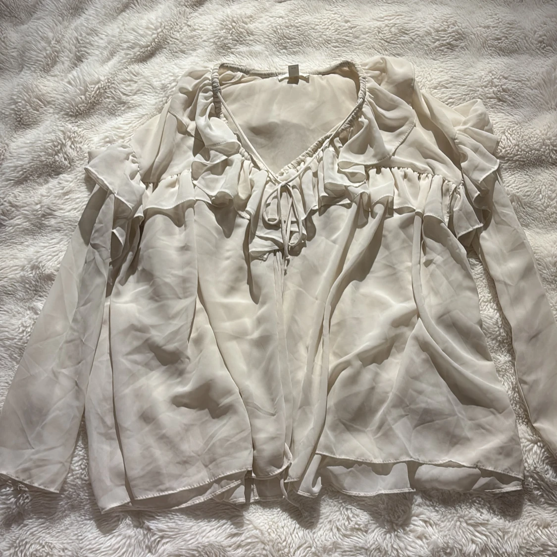 Vit blus med volanger från H&M