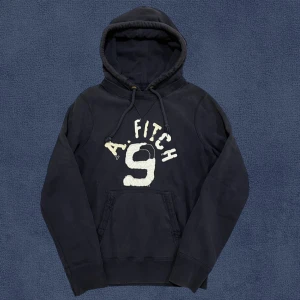Abercrombie Hoodie - Säljer nu denna riktigt schyssta Abercrombie Fitch hooduen. Den är i ett bra skick, lite slitningar som bidrar till vintage looken. Storlek S, fungerar bra som M också.