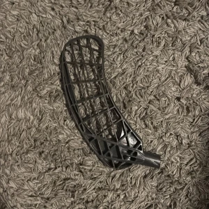 Innebandy blad (Salming) - Ett svart Salming blad för alla leftade med en original hook och utan skruvar!! (Vid köp så får man bladet tvättat)!!