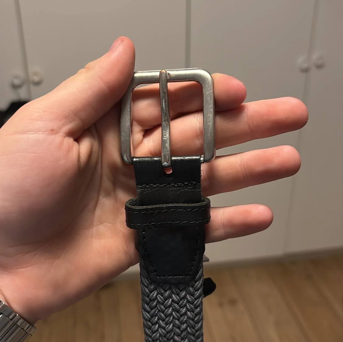 Grå flätat bälte med metallspänne - 1