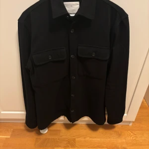 Svart overshirt från Jack & Jones  - Schysst svart overshirt från Jack & Jones,storlek L men funkar för M också. Förhandlingsbart pris, bara att skriva vid frågor eller funderingar 
