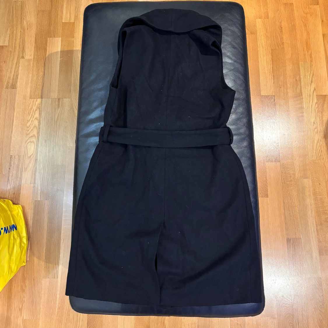 Svart omlottväst med bälte från Amisu - 1