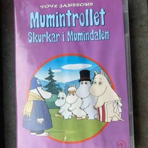 Mumintrollet skurkar i Mumindalen DVD - DVD med Mumintrollet och äventyret Skurkar i Mumindalen. Innehåller även extra avsnitt: Den förtrollade hatten.  Finns på språk: Svenska   OBS!! skivorna är begagnade så det kan förekomma repor/hairlines på skivorna, men då jag kollar igenom alla filmer jag säljer garanterar jag att alla funkar felfritt om inget annat står! :)