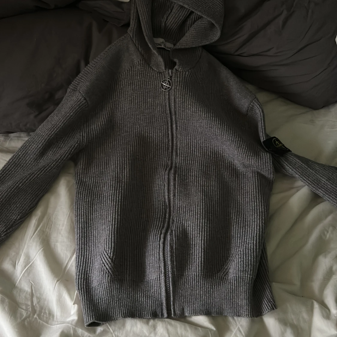 Grå stickad hoodie från Stone Island