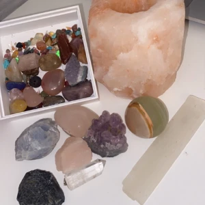 Kristaller + Saltlykta - Massor av olika kristaller plus en himalaya saltlykta❤️ säljer allt tillsammans för jätte bra pris då allt är värt mycket mer