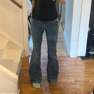 Bootcut lowwaist jeans - Säljer ett par lowwaist jeans i blå tvätt med bootcut passform. Jeansen har fyra fickor, låg midja. Super snygga och passar till alla stilar. Innerbenslängd: 78 cm, midja tvärsöver: 33 cm. Dom är även väldigt stretchiga.