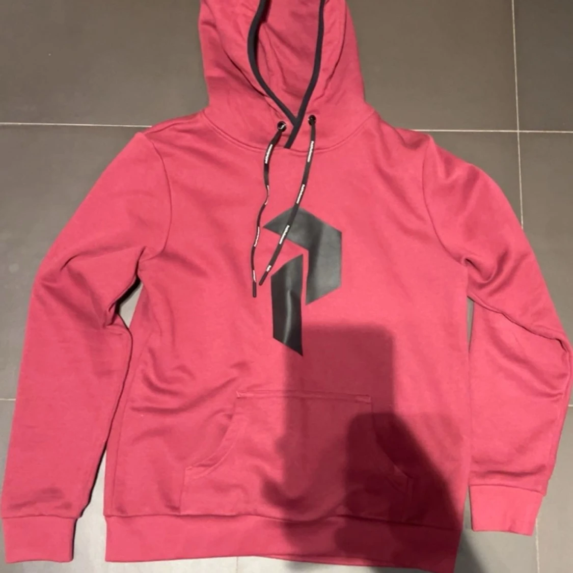 Röd hoodie från Peak Performance