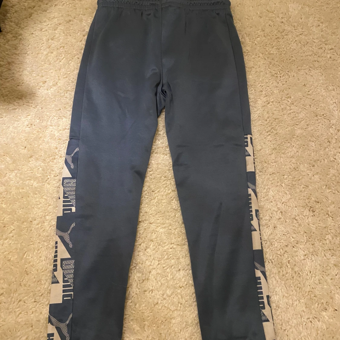 Grå mjukisbyxor från Puma M - 1