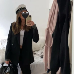 Svart kavaj med lite oversized passform - Svart kavaj med klassisk, något oversized passform och  knappar framtill från WERA!