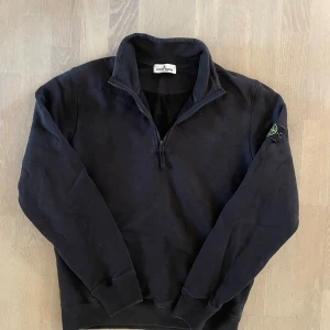 Stone Island quarter zip - Säljer nu min Stone Island quarter zip. | Fint skick men använd, bedöm utifrån bilder. | Barnstorlek men pasar XS-S. | OBS mindre badge då det är barnstorlek. | Släng iväg en signal vid funderingar så svarar jag snabbt. |