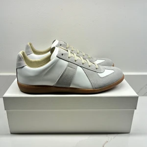 Maison Margiela Gats - En av dem få autentiska Maison Margiela Gats | Sprillans nya skick 10/10 | Storlek 44 | KVITTO finns, box och dust-bag tillkommer vid köp | Hör av er för mer information/bilder! 