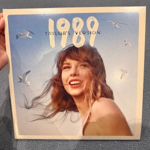 taylor swift 1989 (taylor’s version) vinyl - taylors 1989 (taylor’s version) album, färg ”crystal skies”, 2st LP vinyler. båda två vinylerna är i väldigt bra skick och är bara spelade fåtal gånger. köptes på bengans för ≈500kr, säljer för 300kr! använd gärna köp nu om intresserad! :D