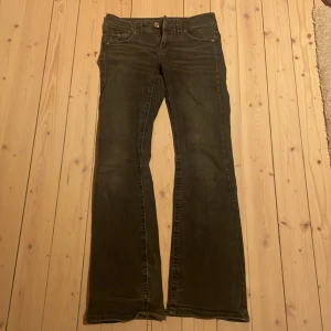 Svarta bootcut jeans med låg midja - Säljer ett par svarta bootcut jeans från Gina. Storlek 158.💕Anledningen till att jag säljer är att de har blivit för korta. De är lite använda så de har några lätta slitningar längst ned på byxbenen men de är knappt synligt när de är på.