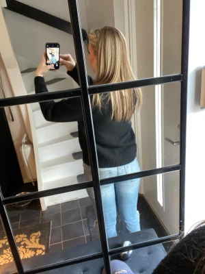 Ljusblå jeans med slitna knän - Säljer ett par ljusblå jeans med snygga slitningar vid knäna. Jeansen har klassisk femficksdesign, rak passform och normal midja. Perfekta för dig som gillar en avslappnad och trendig stil.