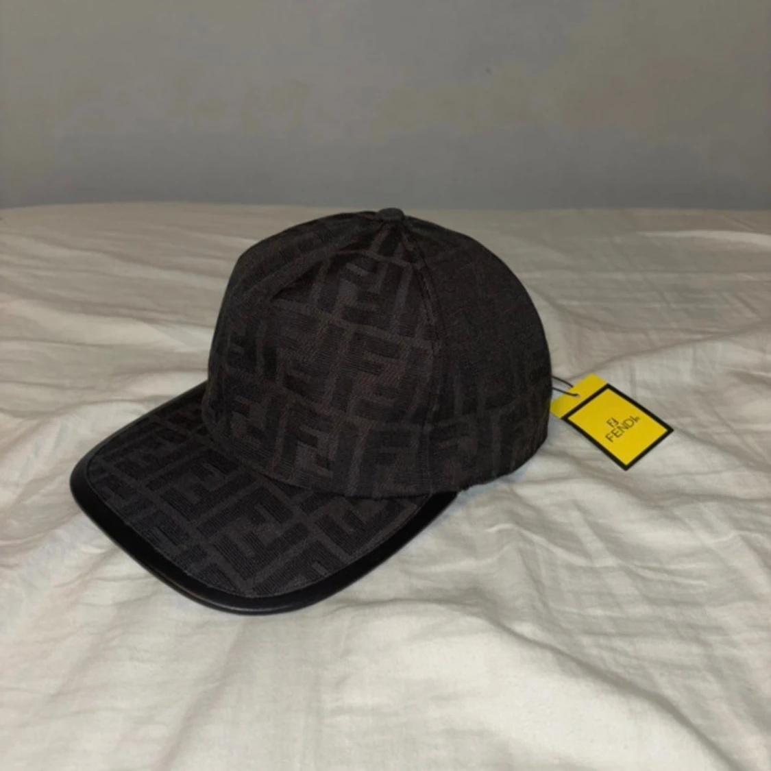 Svart keps med logomönster