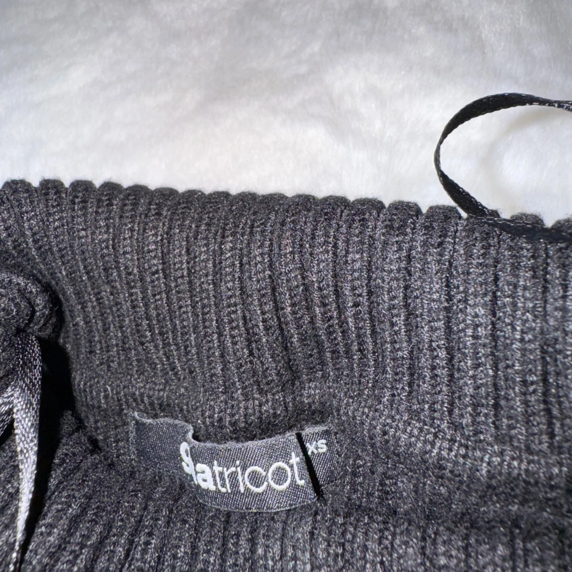 Svart ribbad polotröja från Stradivarius - 2