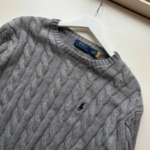 Ralph Lauren Cable Knit tröja NYSKICK - NYSKICK, inga defekter eller liknande. Nypris ca 3000kr. Storlek M passar M. Skriv för mer information🤝