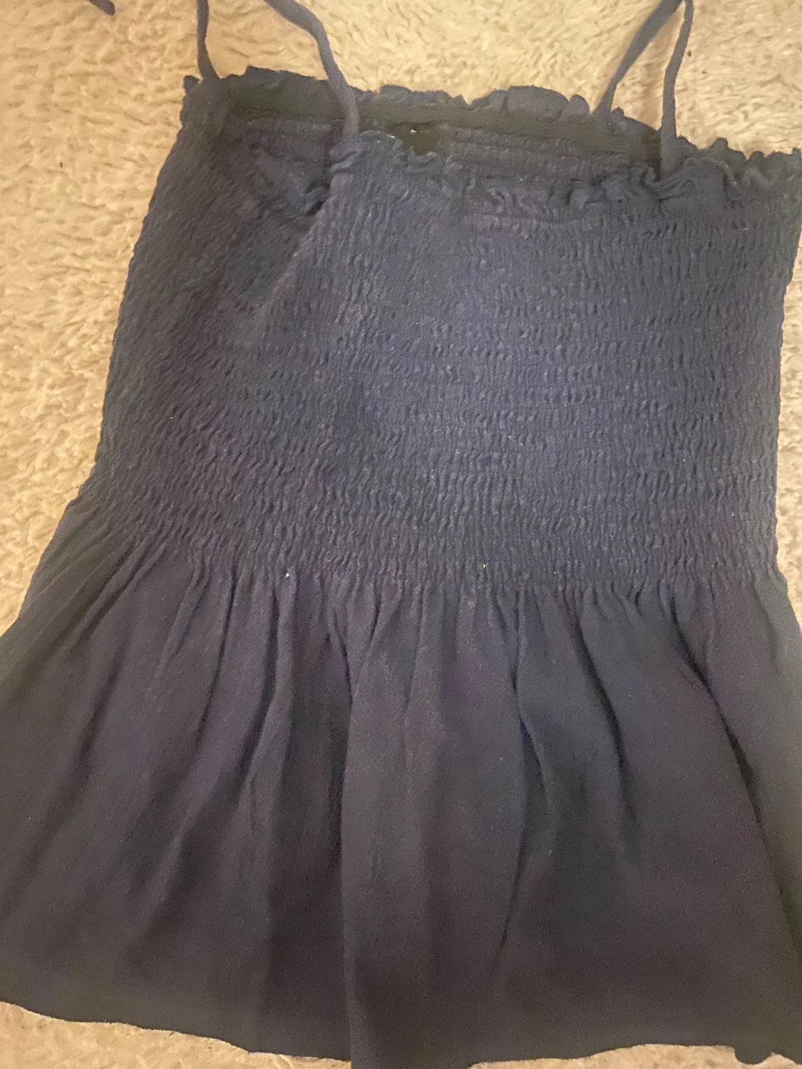 Svart smockad linnetopp med knytband - 1