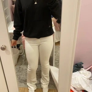 Vita bootcut jeans från Lee - Säljer ett par fräscha vita jeans från Lee med bootcut passform och hög midja. Klassisk femficksdesign, Lee-logga på bakfickan och skön stretchig denim. Snygga att styla med sneakers eller boots för en clean look.