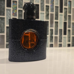 YSL Black Opium Eau de Parfum - Black Opium från YSL, 50 ml Eau de Parfum. En ikonisk parfym med snygg design som sticker ut i samlingen. Perfekt storlek för att ta med sig och passar dig som vill ha något trendigt och klassiskt.